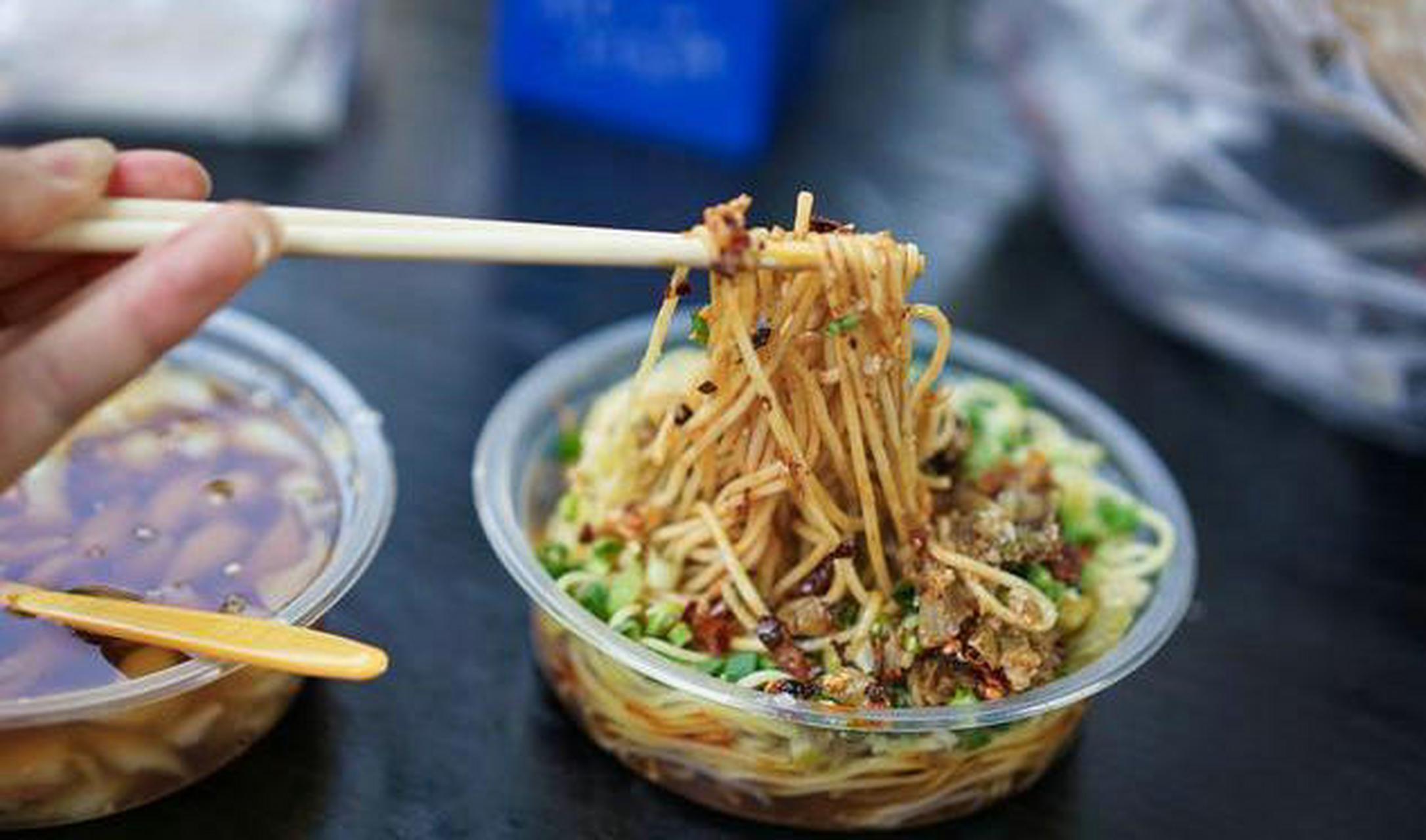 重庆凉面的佐料虽然没有小面多,但也可以称得上富足,除了葱姜蒜,油