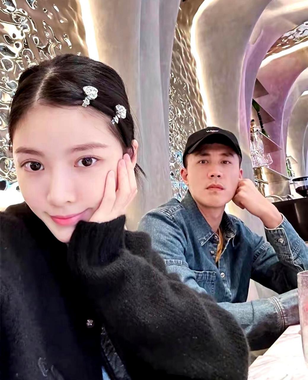 杜淳的妻子王灿,以一件卫衣搭配开衫,看似随性却充满精致感.