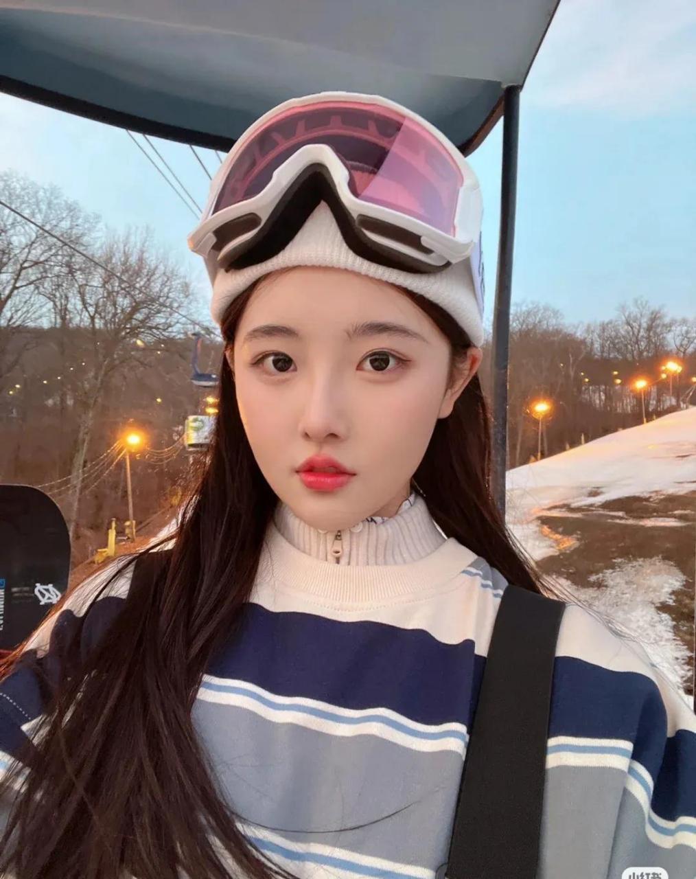 活泼可爱的滑雪美少女,像雪中的精灵一样清纯美丽