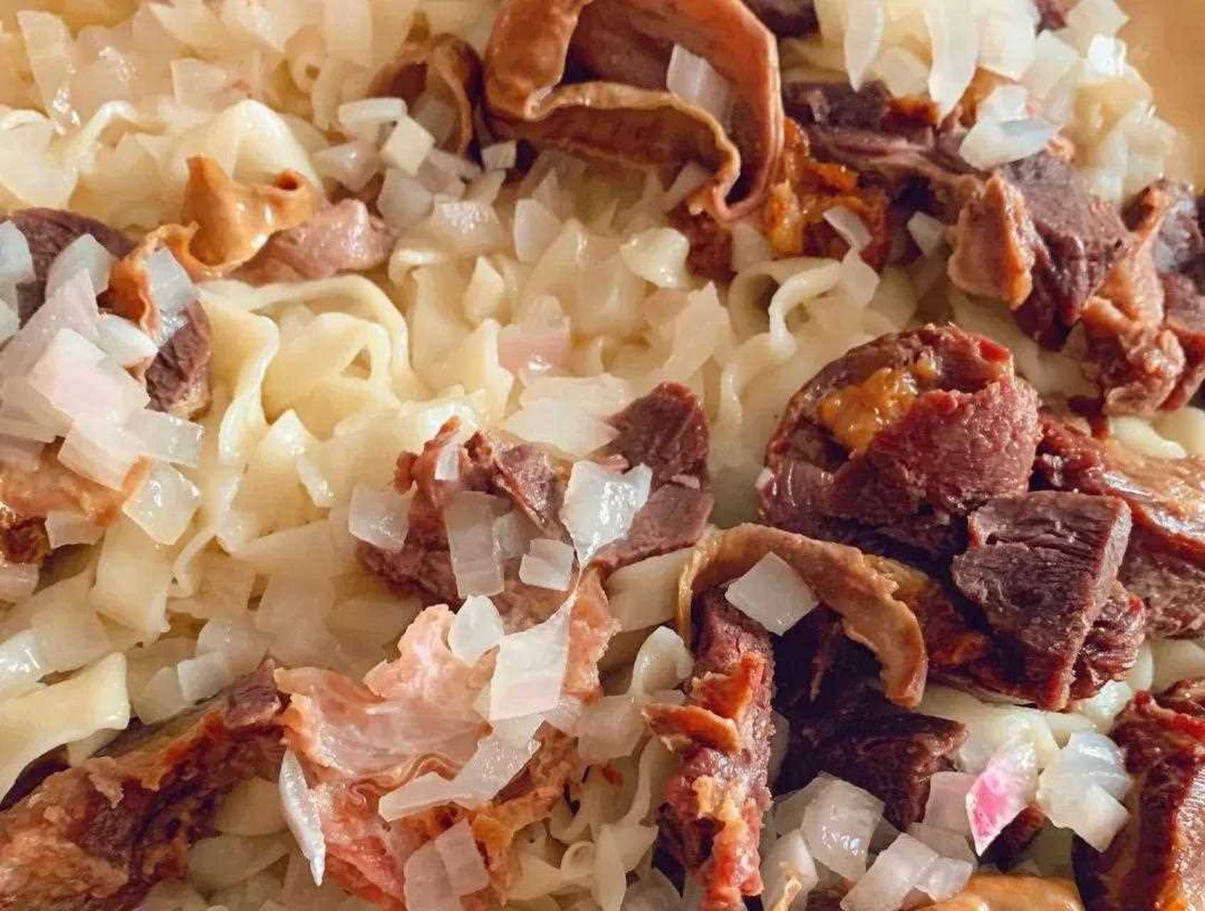 今天一家人来我家吃饭,给大家准备煮点马肉做纳仁,马肉纳仁是我们招待