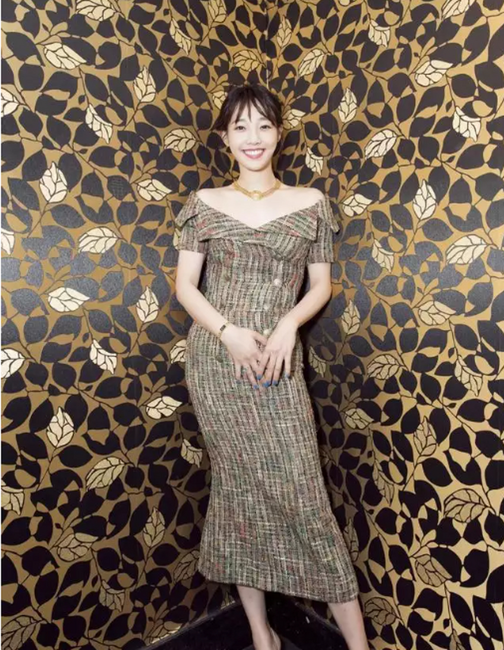 白百何真是"天然"美女,穿露肩连衣裙配锁骨链,优雅知性太迷人