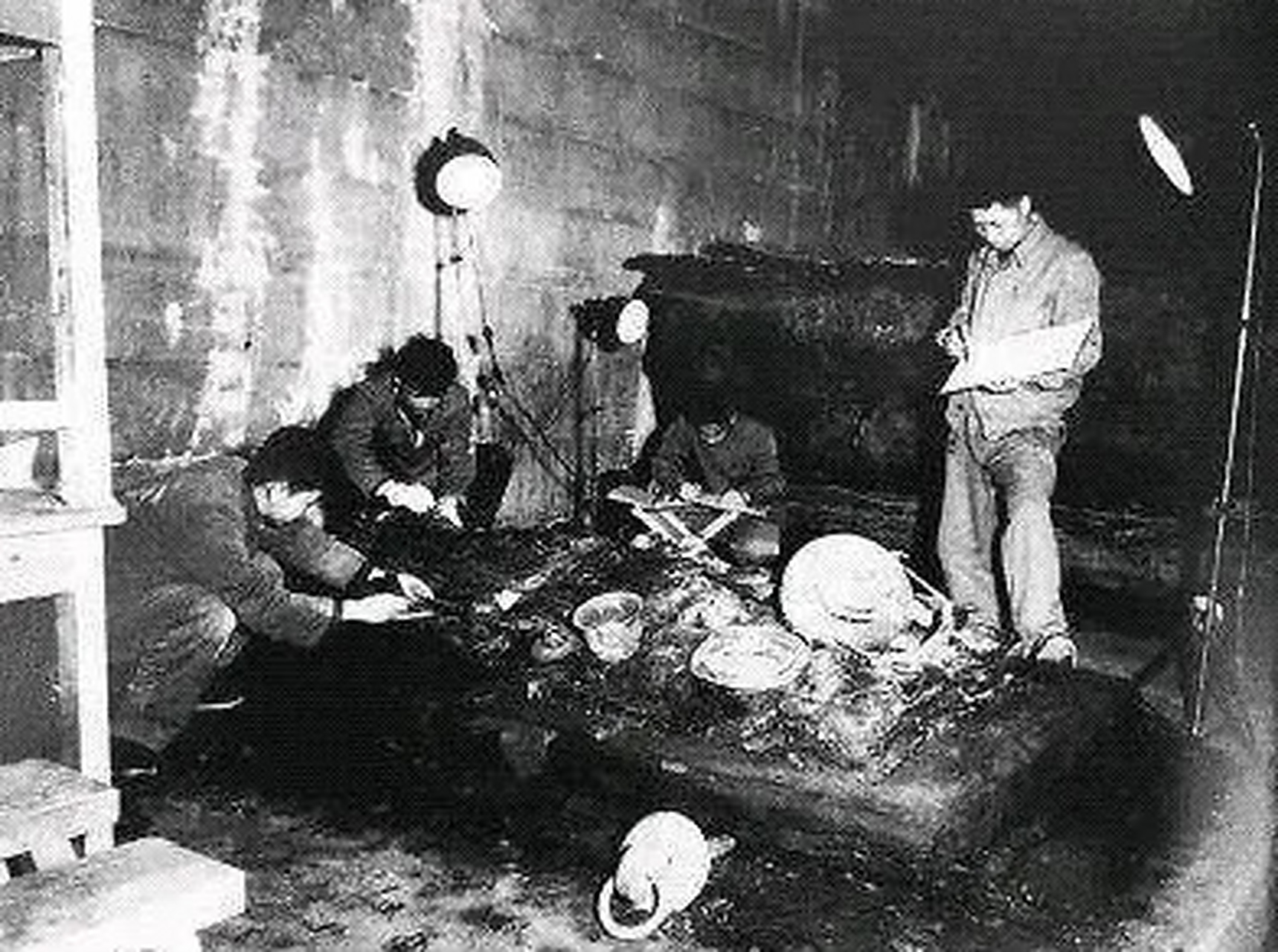 这是郭沫若带人挖掘定陵的照片,在照片中,我们可以清楚的看到万历皇帝