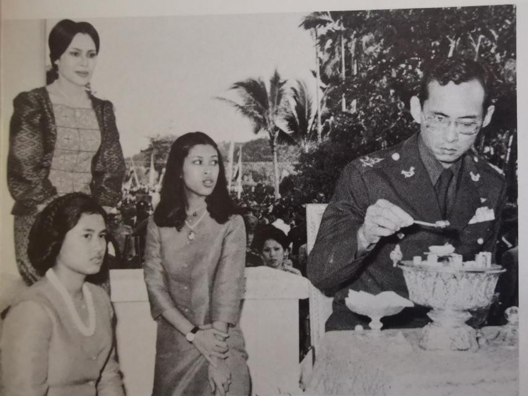 拉玛九世家庭相片,看到年轻的诗琳通公主了吗?