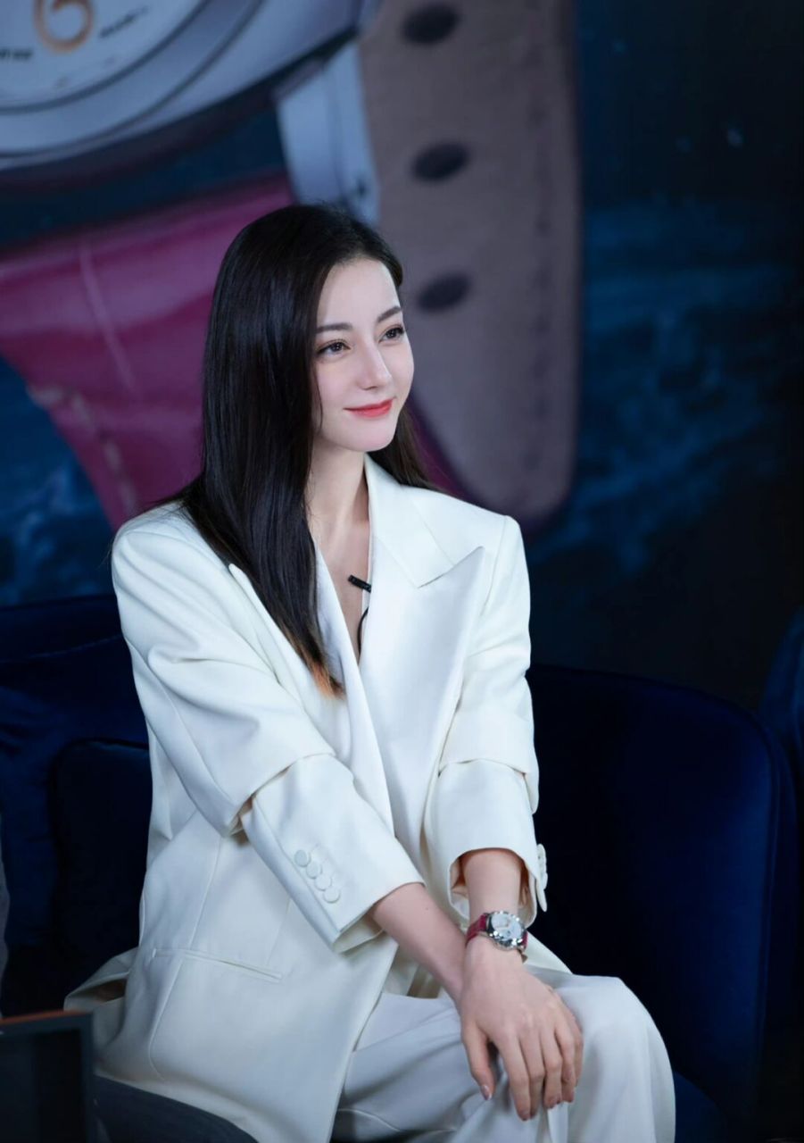 迪丽热巴直播造型 穿白西装婚纱的美艳霸总 昨晚热巴在穿黑色礼服亮相