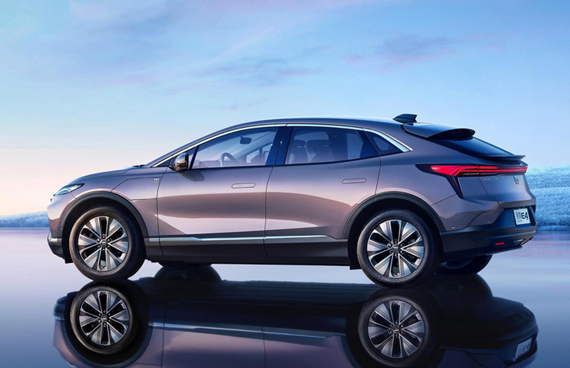 别克e4将于今晚正式上市,该车定位中大型轿跑suv,可看成此前e5的轿跑