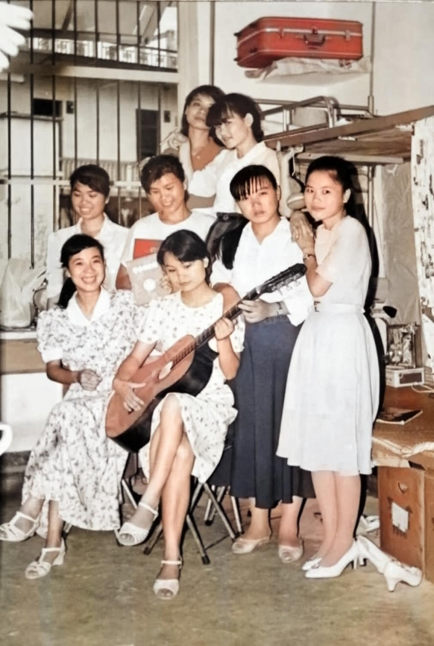 90年代,一个宿舍八姐妹一起拍摄的合影,照片中八个姑娘个个青春靓丽