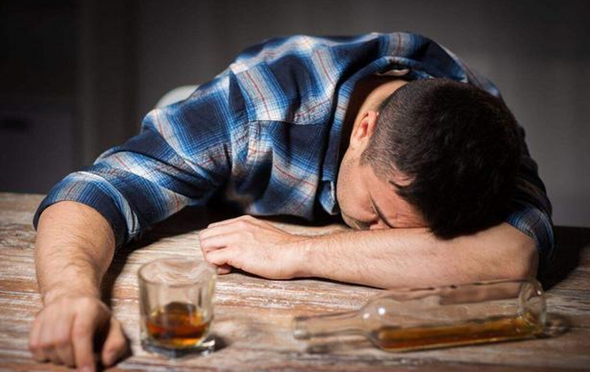 建议中年男人:要么一年不喝酒,要么就喝这四款粮食酒!