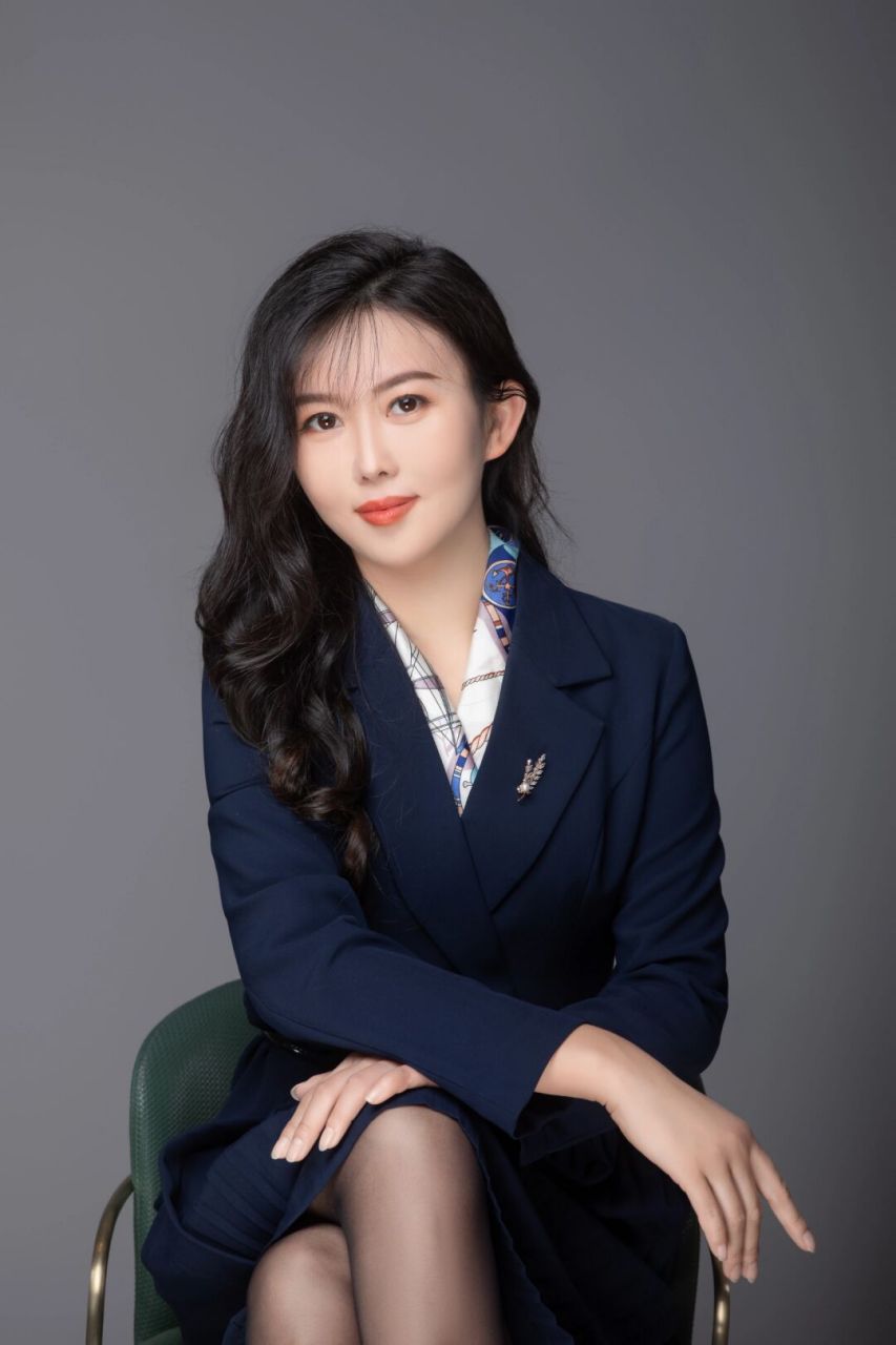 地产销售精英职业照  亲爱的房地产销售同行们,你们是否正在为即将