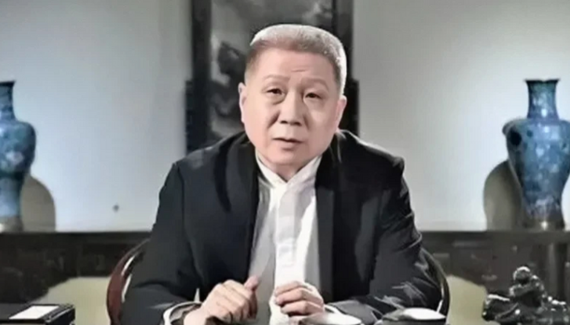 有一次,马未都约老朋友张国立吃饭,结果在饭桌上,他还没吃几口就开始