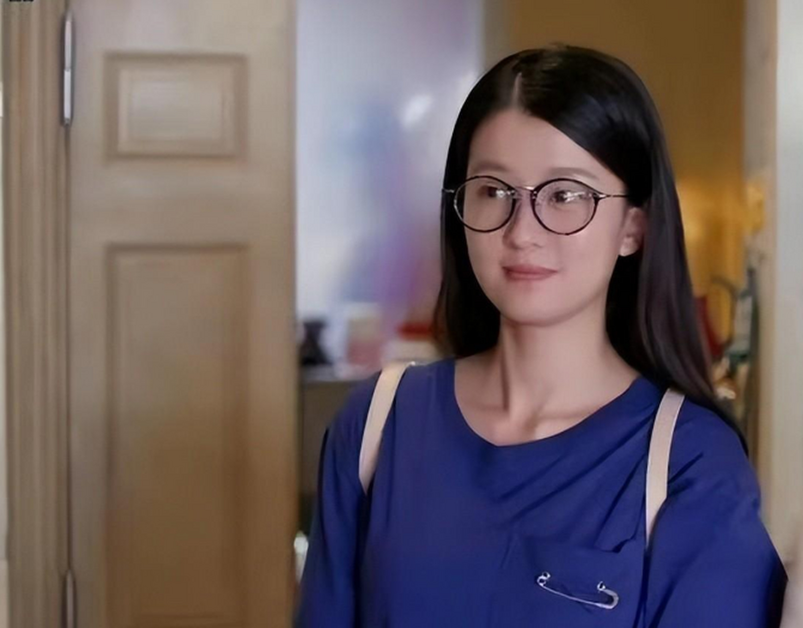 在《欢乐颂》中饰演文气女大学生关雎尔的乔欣,也是个富到可怕的豪门