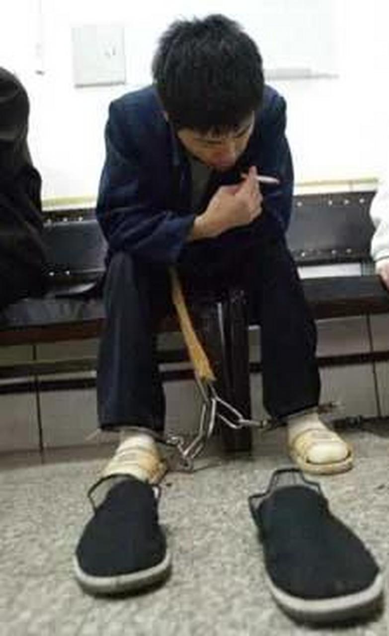 2003年,在沈阳看守所处决死刑犯前的最后一刻,他低下头,吸完最后一口