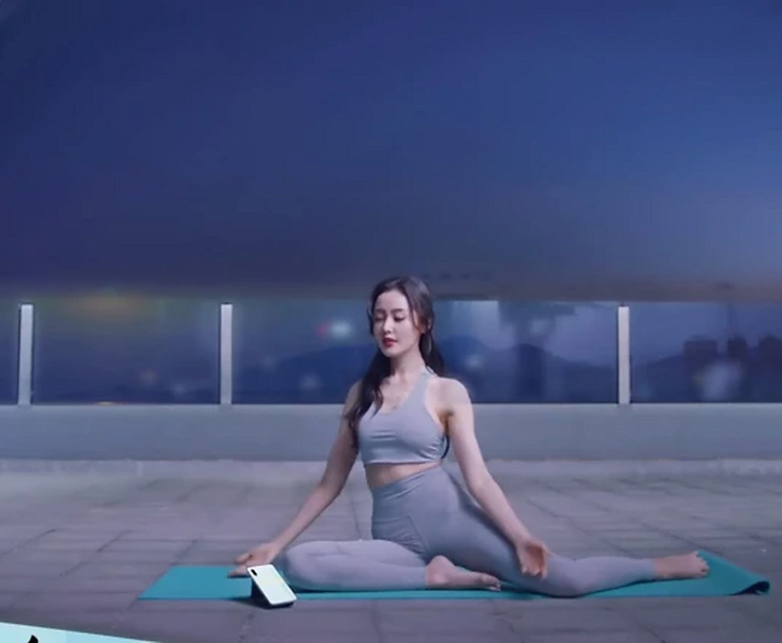 张天爱的空中瑜伽,水中瑜伽,都令人大开眼界,身材的柔韧性真的太好了