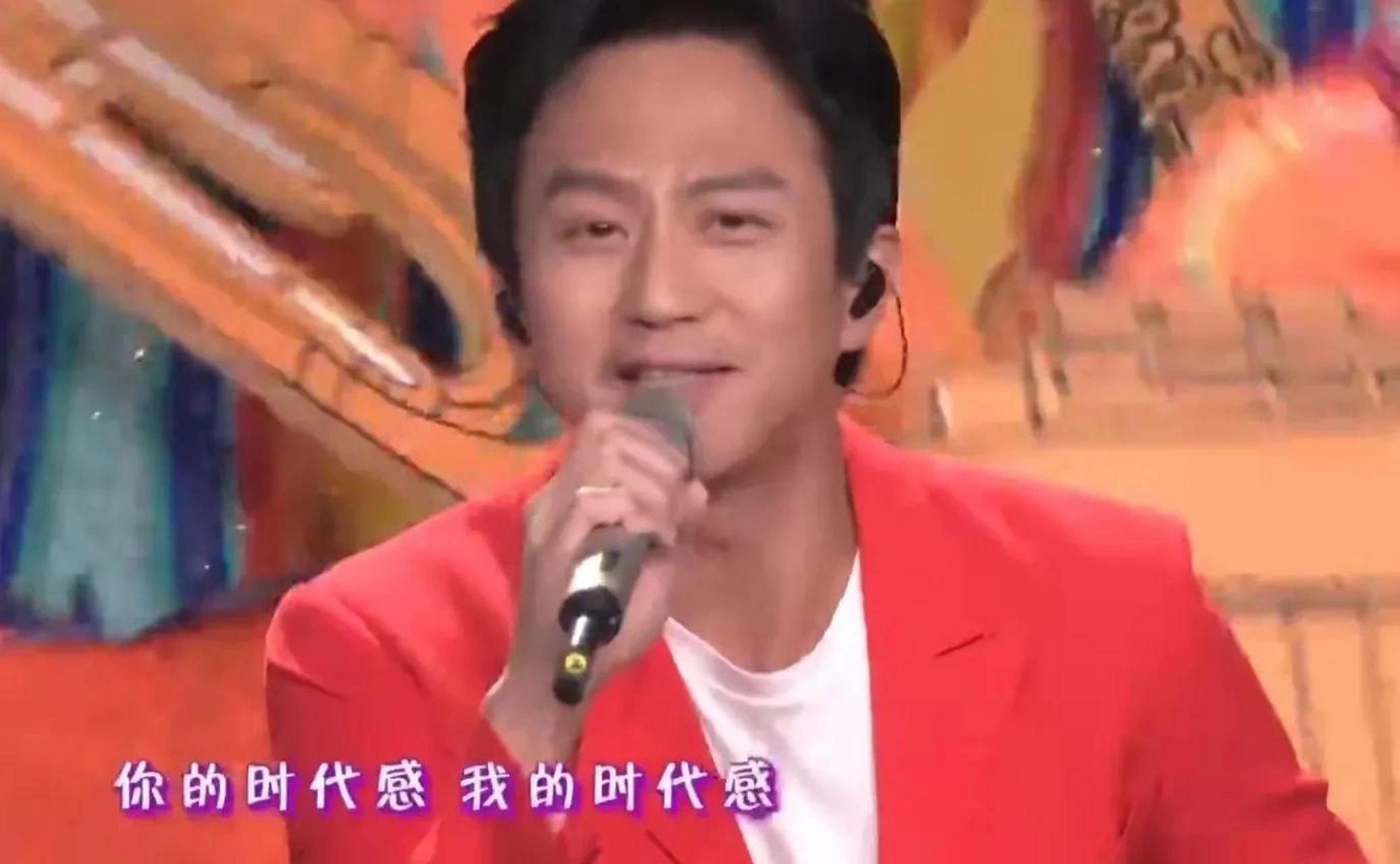 1月31日晚的央视春晚上,邓超李宇春易烊千玺三人同台表演,本来大级技