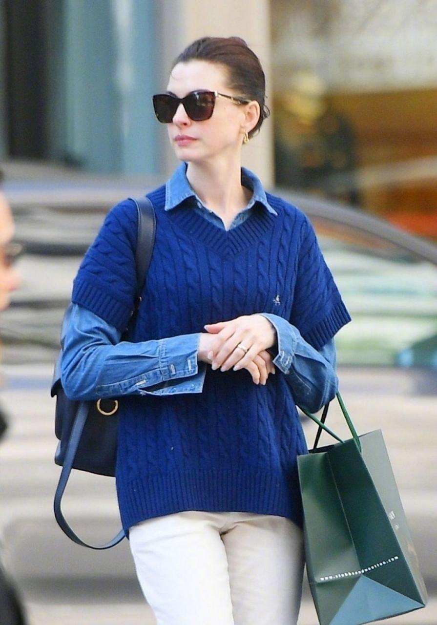 安妮海瑟薇在纽约购物街拍