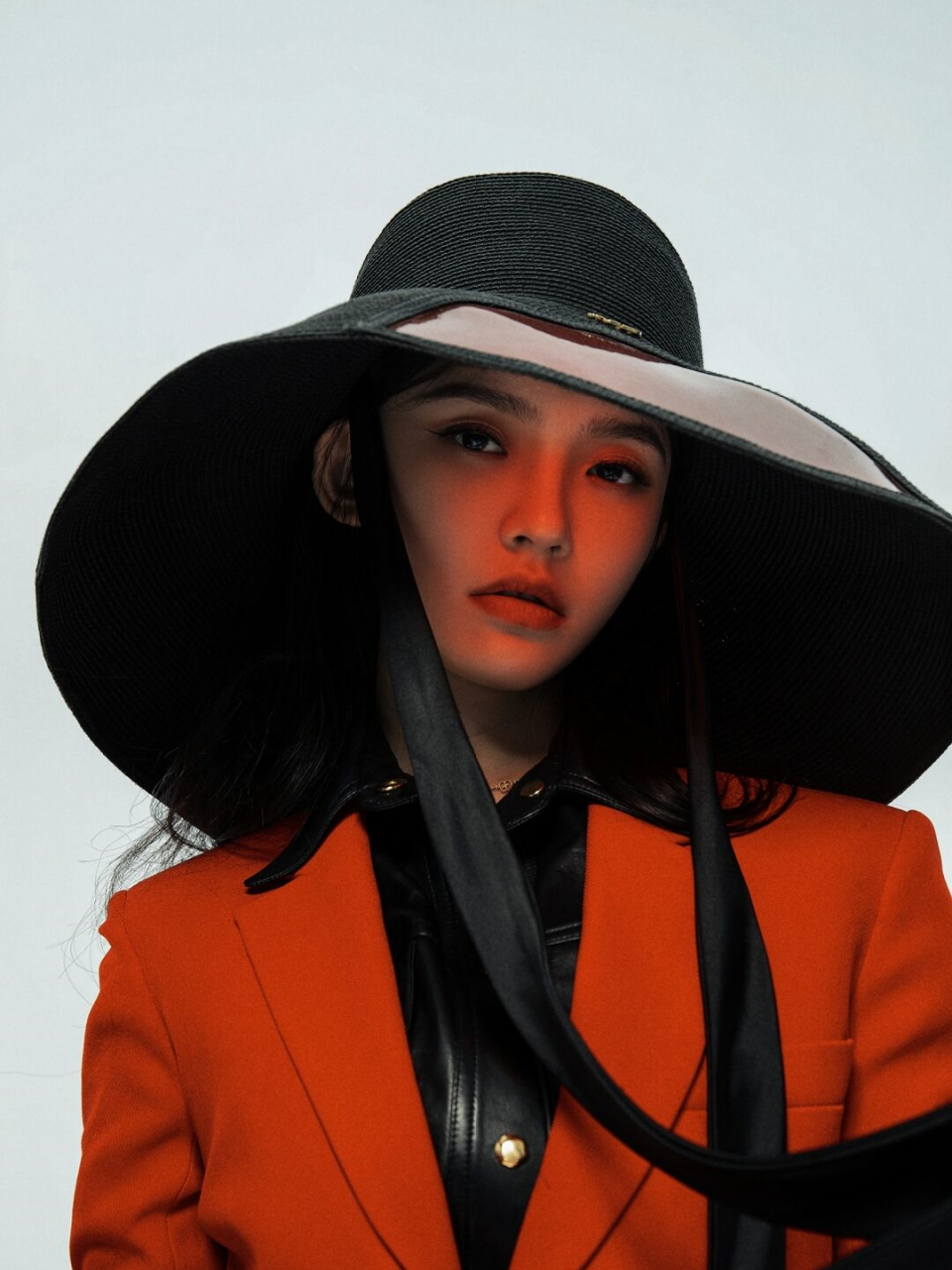 林允的杂志写真  林允,这个从野生少女蜕变为星女郎的"美人鱼",从《梦