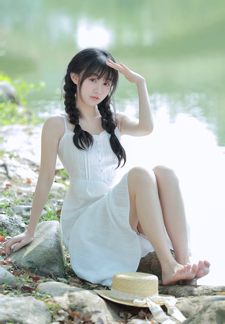 到小河边洗个脚,好凉快呀#美女写真