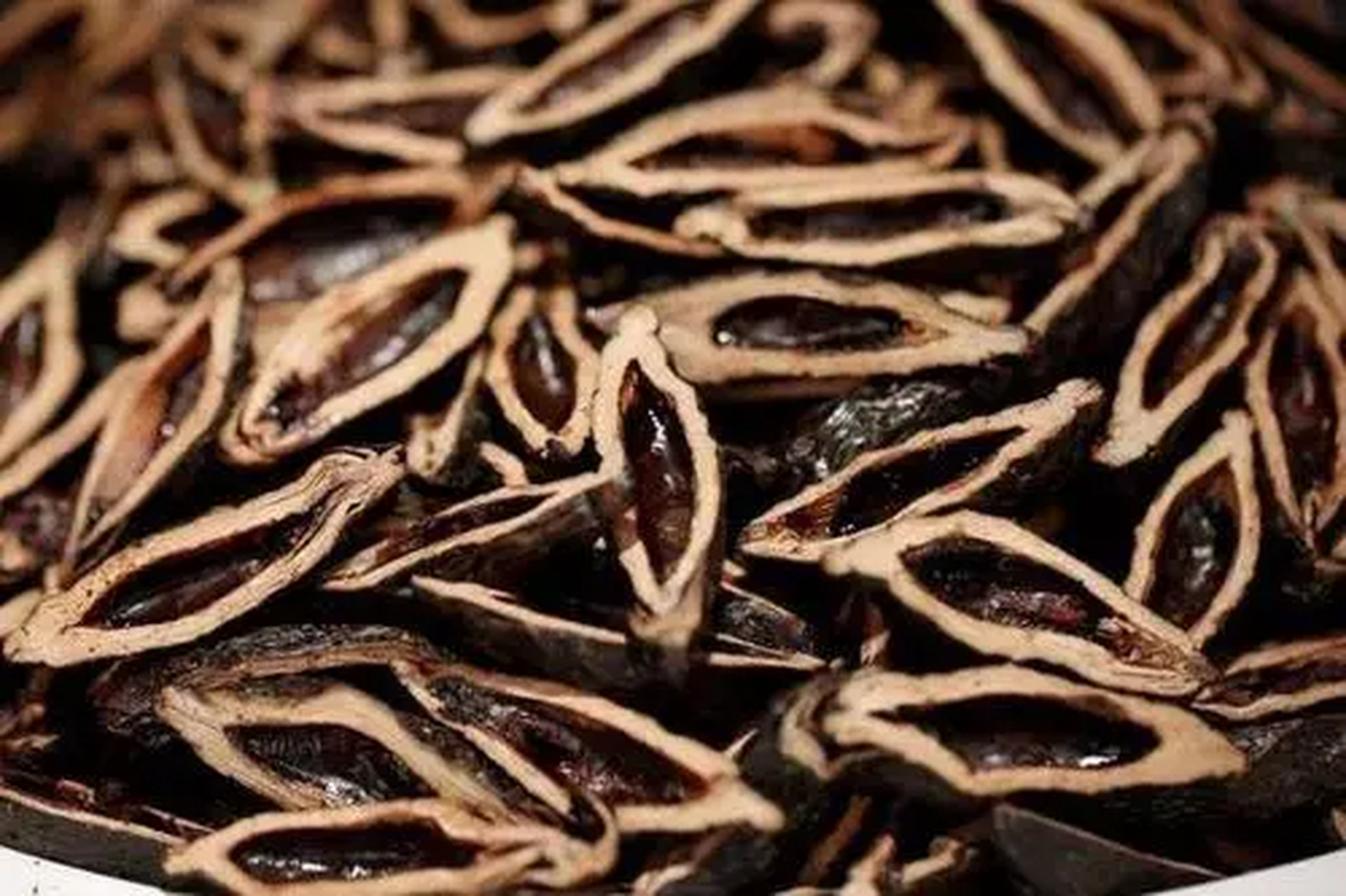 我是湖南人,从我有记忆开始,我爸就嚼槟榔,一天要吃掉两三包,嘴巴都没