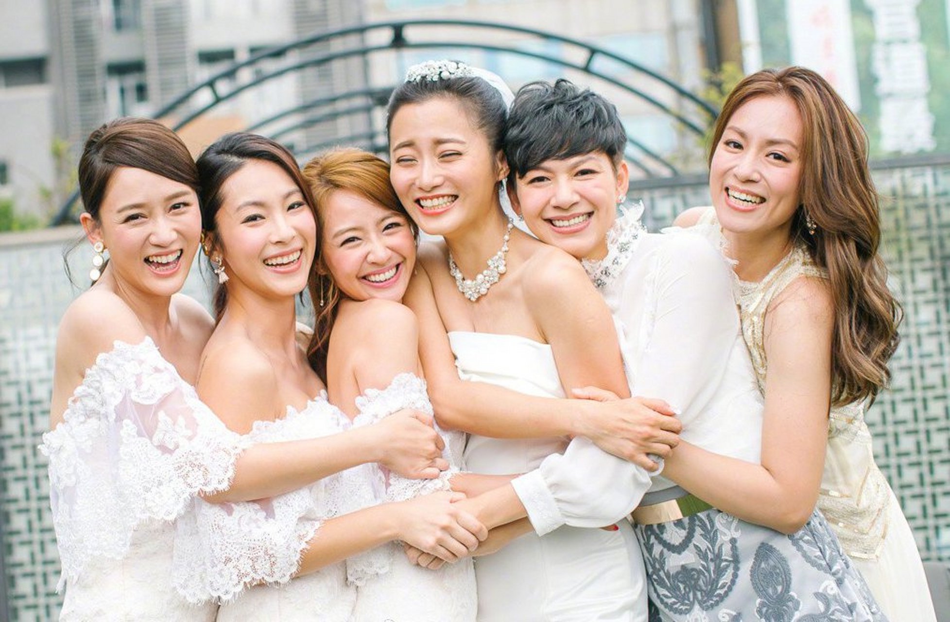 据台媒,陈乔恩6月23日发文"永远记得你,永远爱你",并附七朵花私下聚会