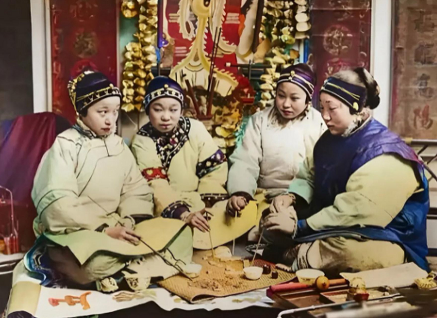 历史老照片: 清朝末年,四个青楼女子的留影.