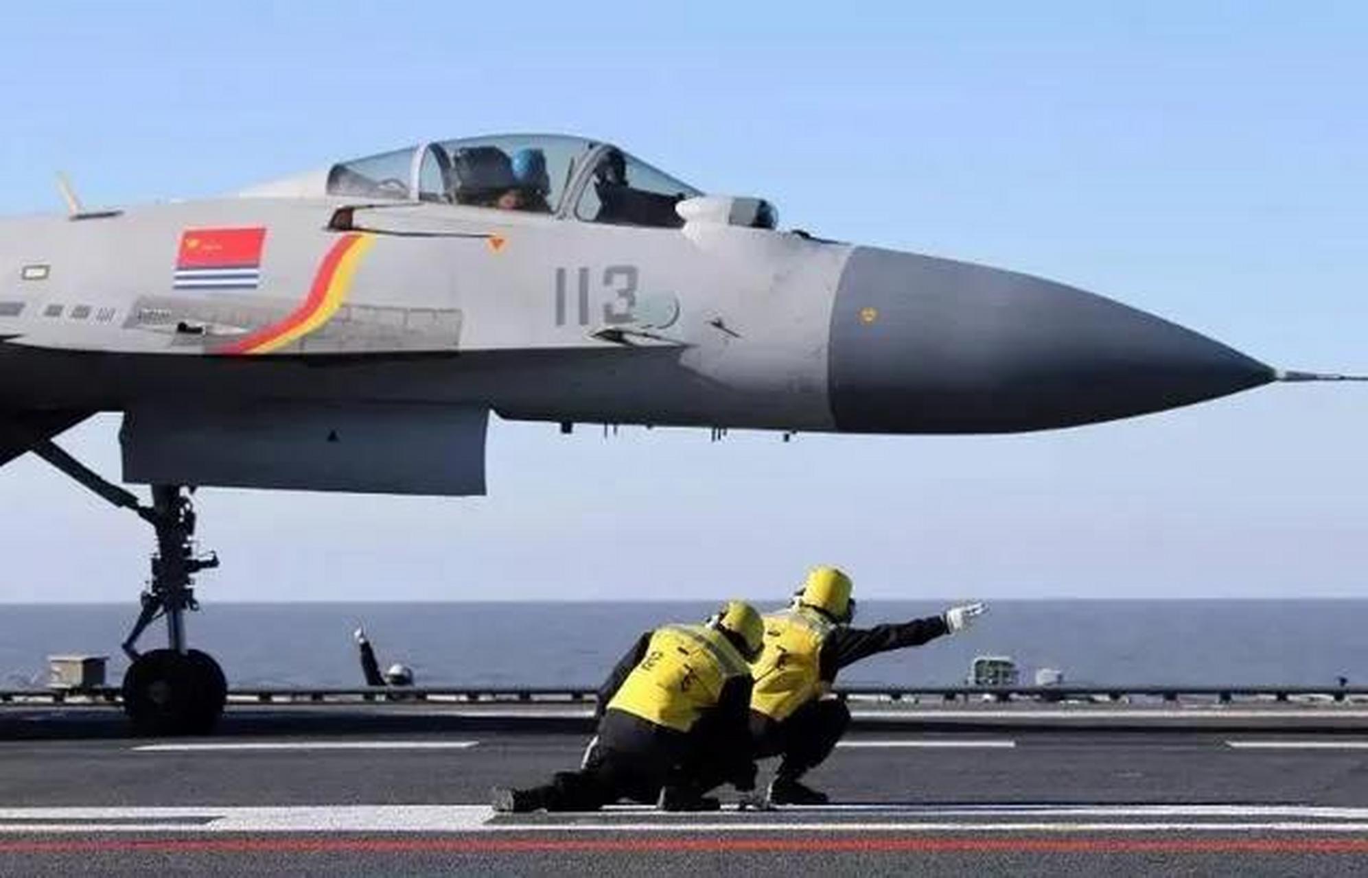 2016年4月,一架歼-15舰载机正在进行模拟航母上的起飞和降落的训练.