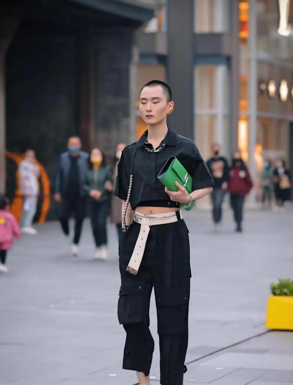 成都太古里街拍,应证了一个词语:少见多怪!