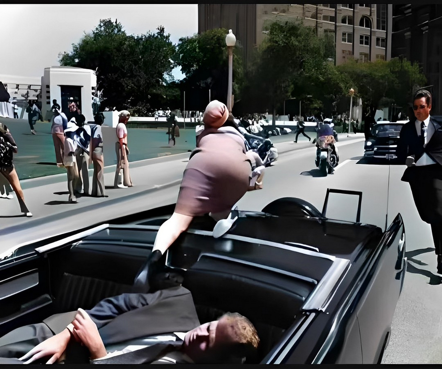 这是1963年肯尼迪遇刺的现场.这张照片定格在他被枪手击中的那一刻.