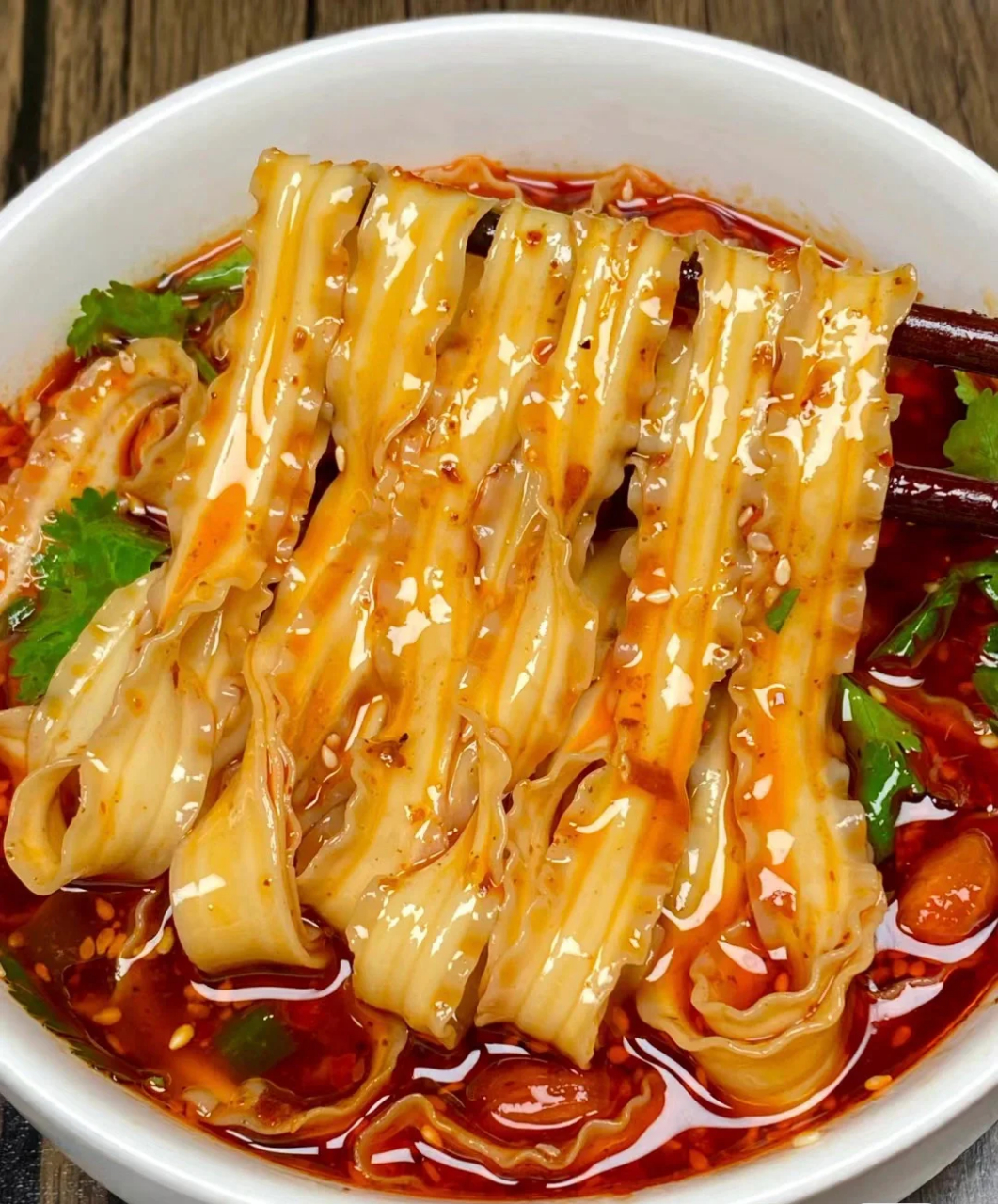 酸汤刀削面  食材:刀削面,香菜,花生米 73做法: 1芝麻,蒜末,辣椒面