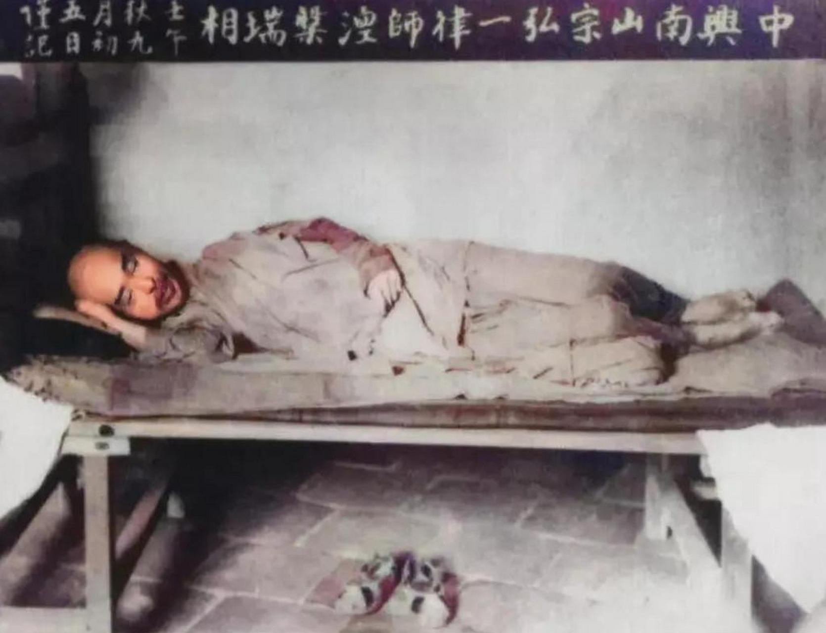 还带着微笑,脸上甚至还保持着一丝红润,和他生前的样子没有什么两样