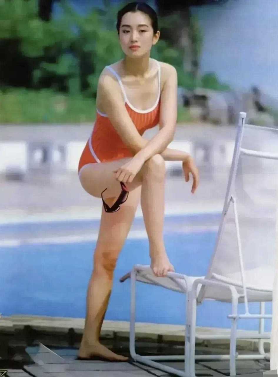 巩俐年轻时可真是个大美女,看她穿着泳衣的这组照片就知道她有多么的
