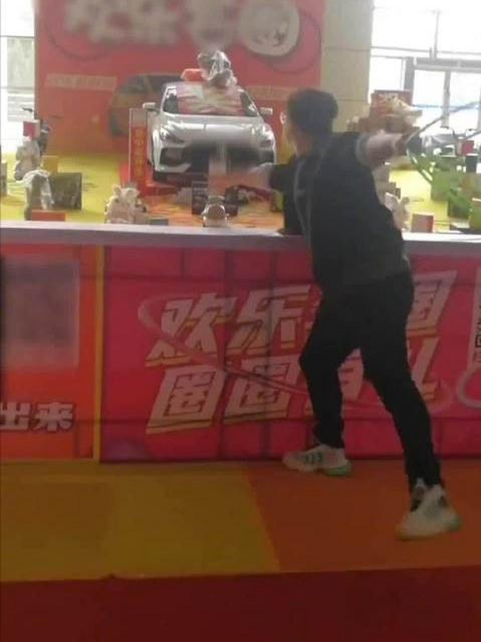 【男子花400元套圈套中汽车】4月13日,山东烟台,男子套圈套到汽车激动