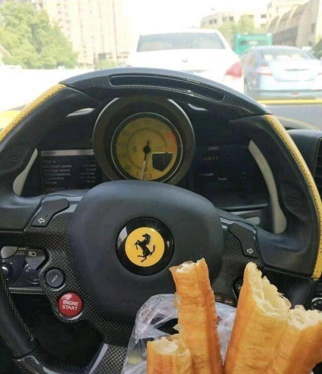 请问吃油条影响我单手开法拉利吗?  #趣图搞笑