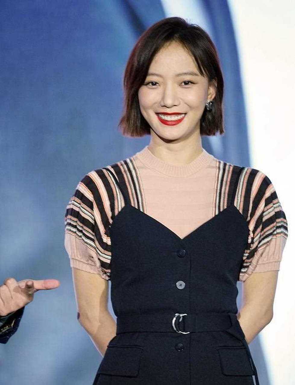 王珞丹和白百何两个人长得是真像,就连穿衣风格都有点像,10月22日