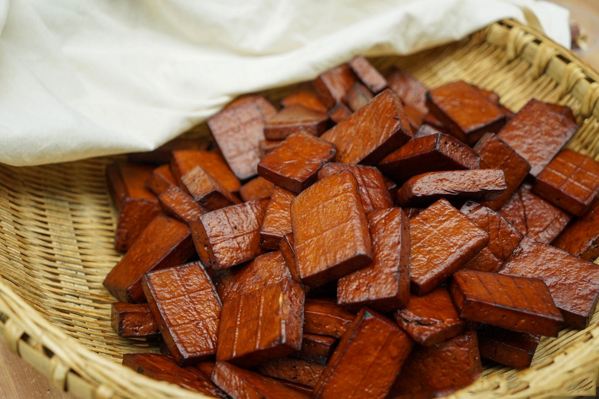 羊角豆干是武隆的特色美食之一,产于重庆市武隆县羊角古镇,因此名为