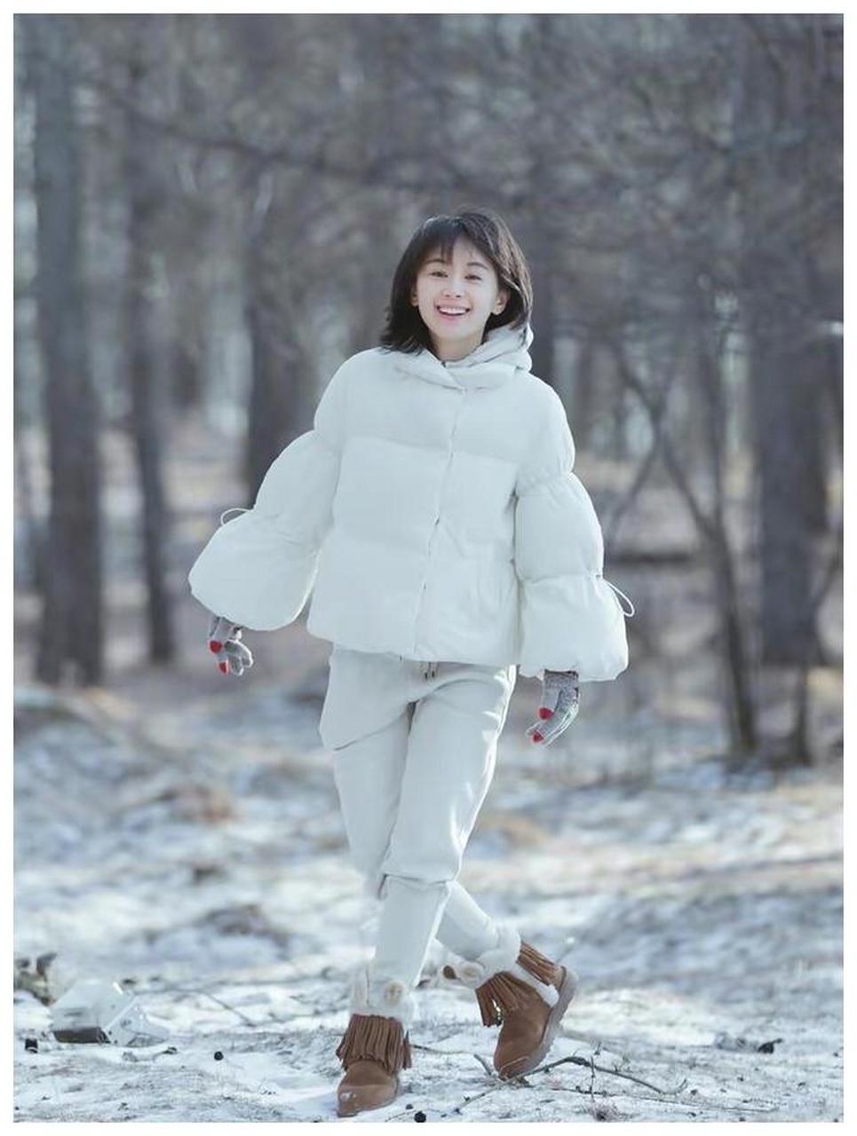 王子文携男友出镜,羽绒服叠穿卫衣,站在180的男友身边也不显矮