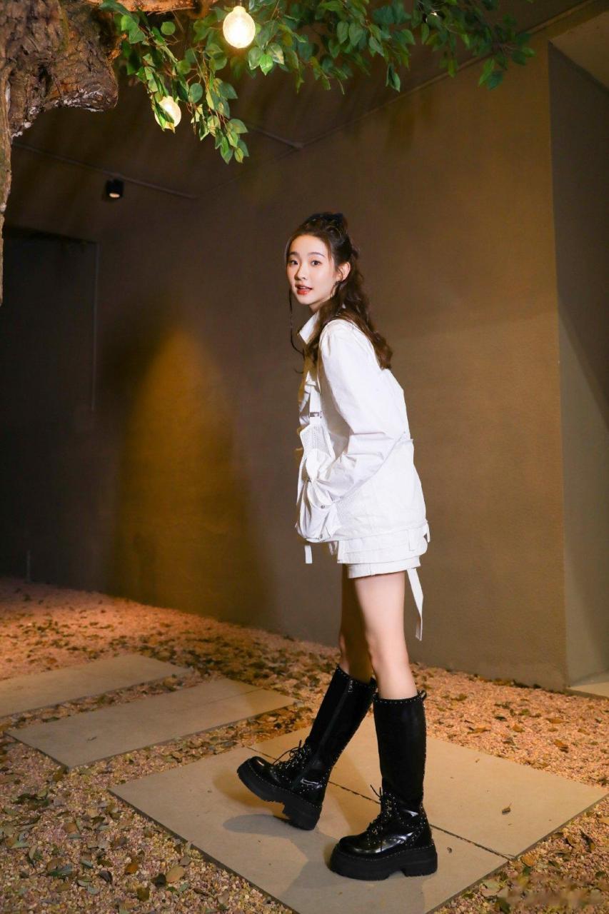 今日份糖妹新鲜物料张艺凡女子推理社最新节目定妆照从曝光的定妆照