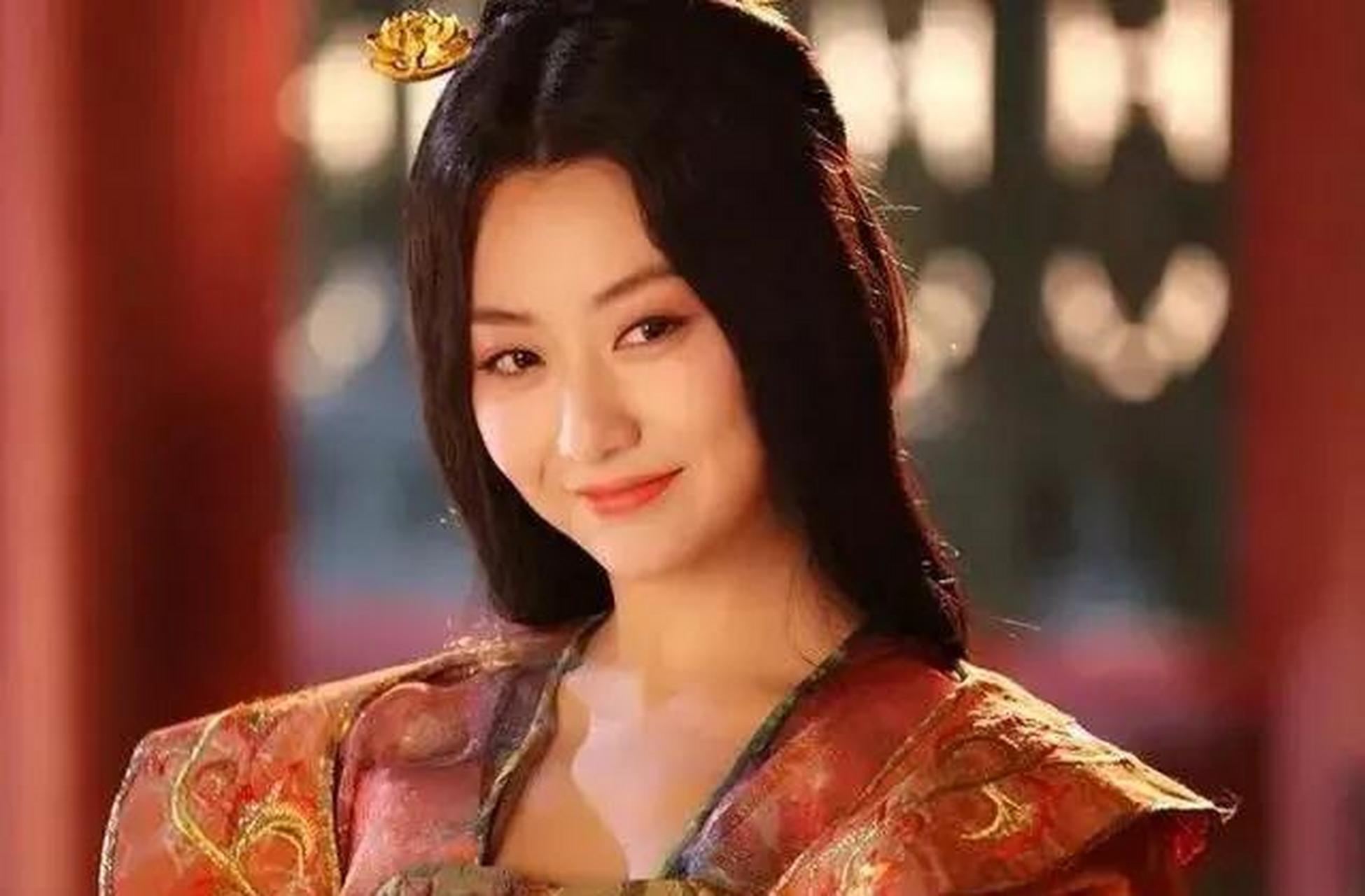 哪料,宇文化及还不知足,萧皇后娇羞道:"别急嘛,心急吃不了热豆腐.