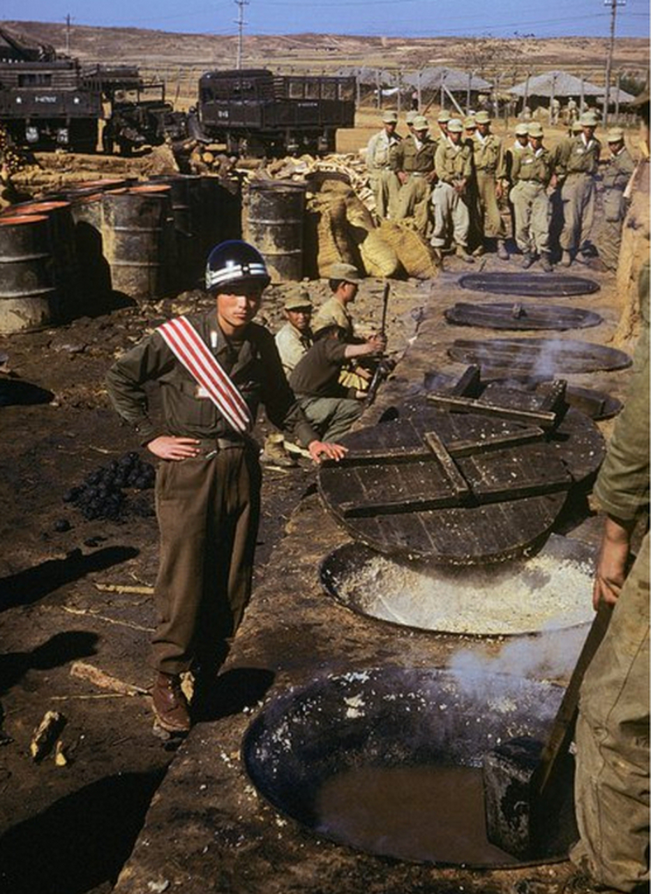 1952年,朝鲜战争期间,韩国军队的野战灶. 67