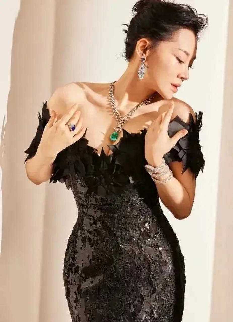 许晴爆乳黑色低胸晚礼服真的是把老外迷得见牙不见眼.