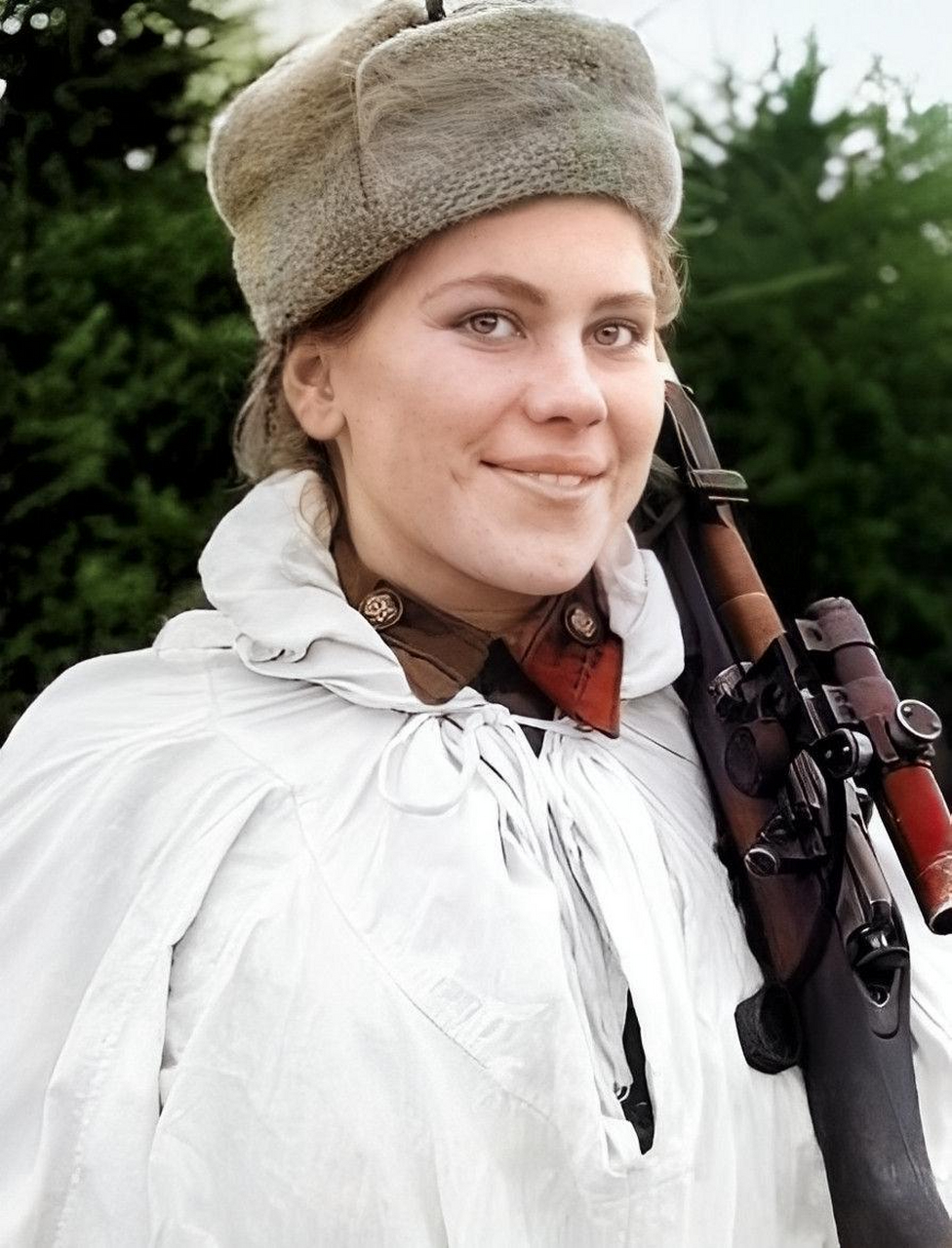 照片中的12个苏联女兵是强大的狙击手,他们的存在吓坏了傲慢的纳粹.