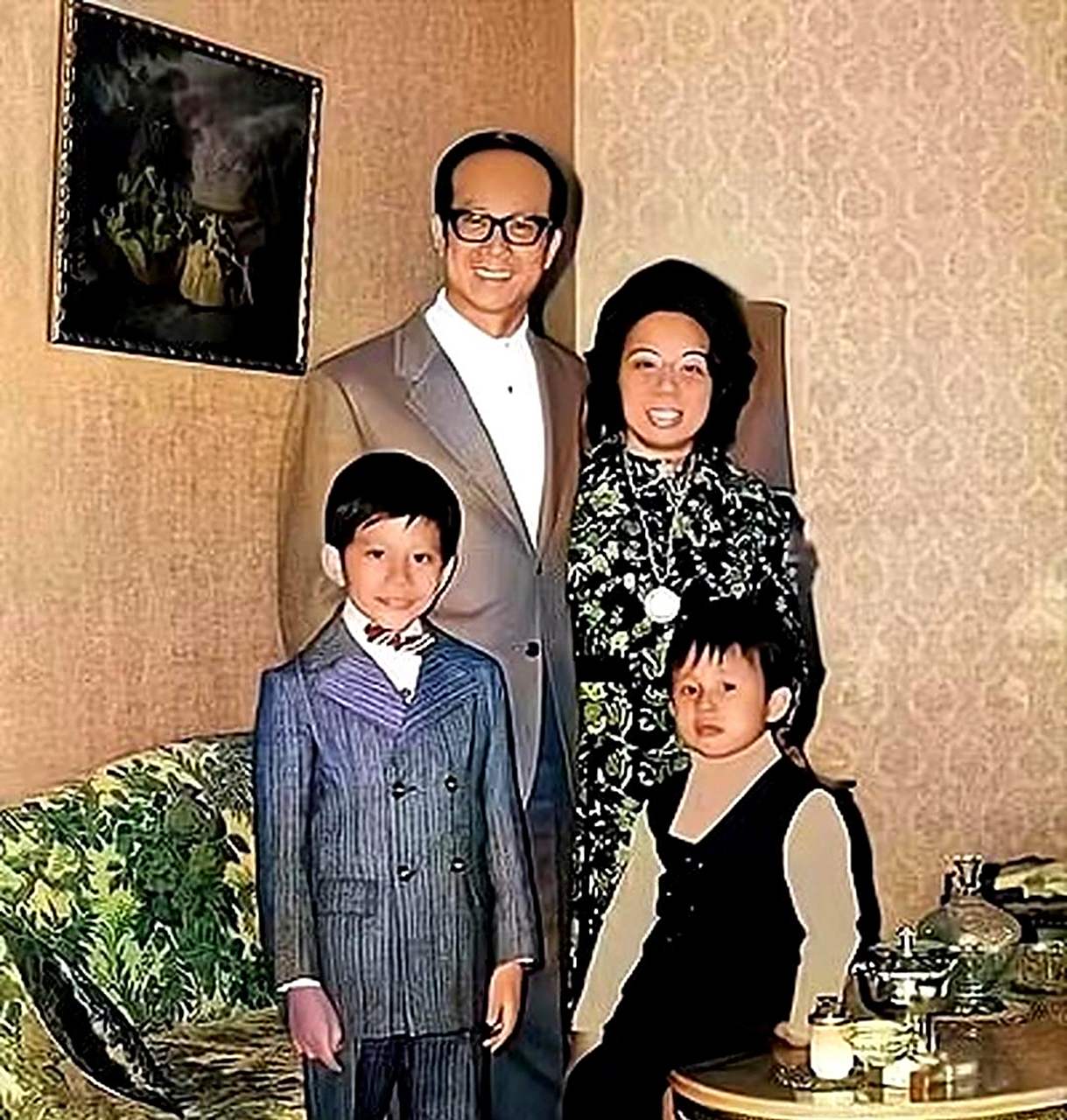李嘉诚和庄月明与他们的两个儿子李泽钜和李泽楷在70年代的一张旧照片