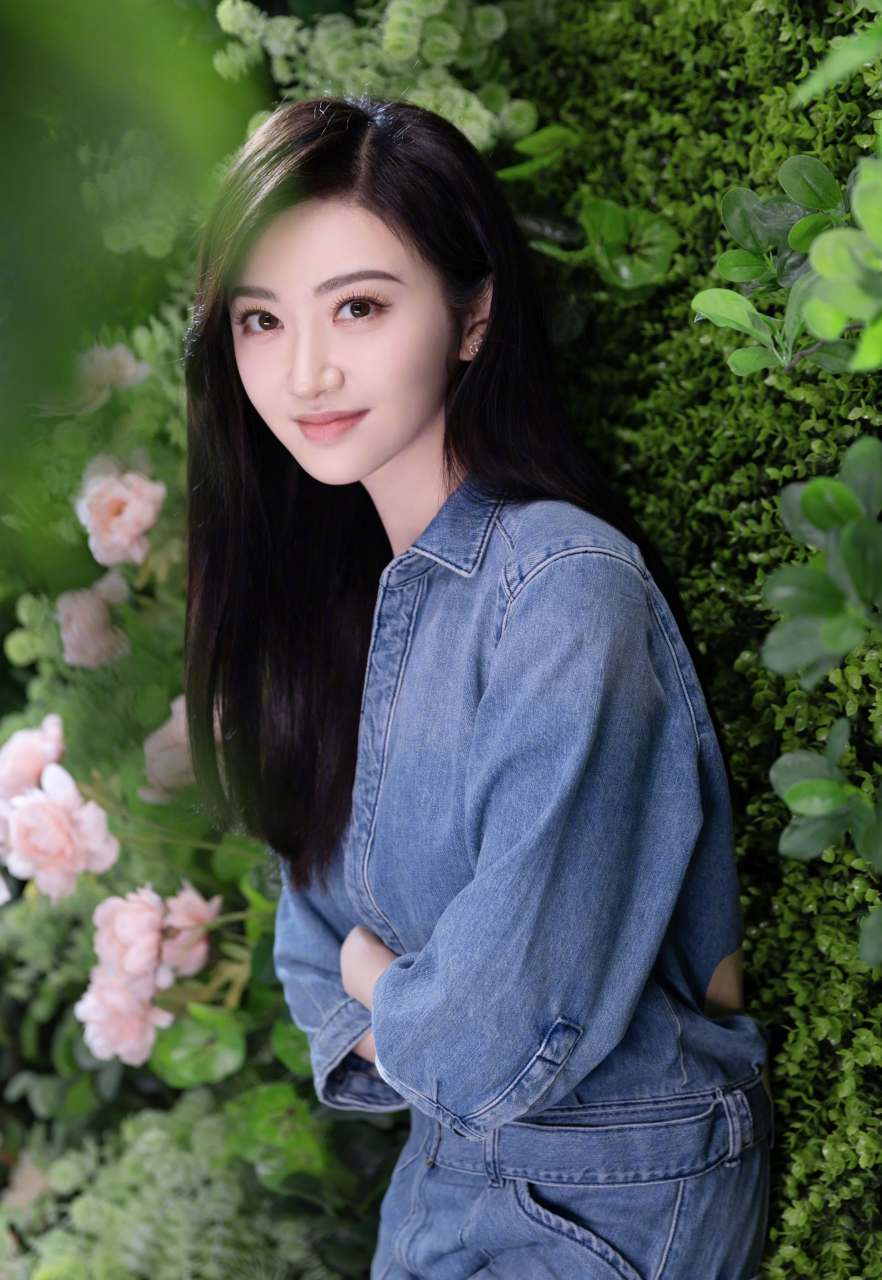 景甜最近分享了她的穿搭,又美又甜?  #虎动新春#[比心]
