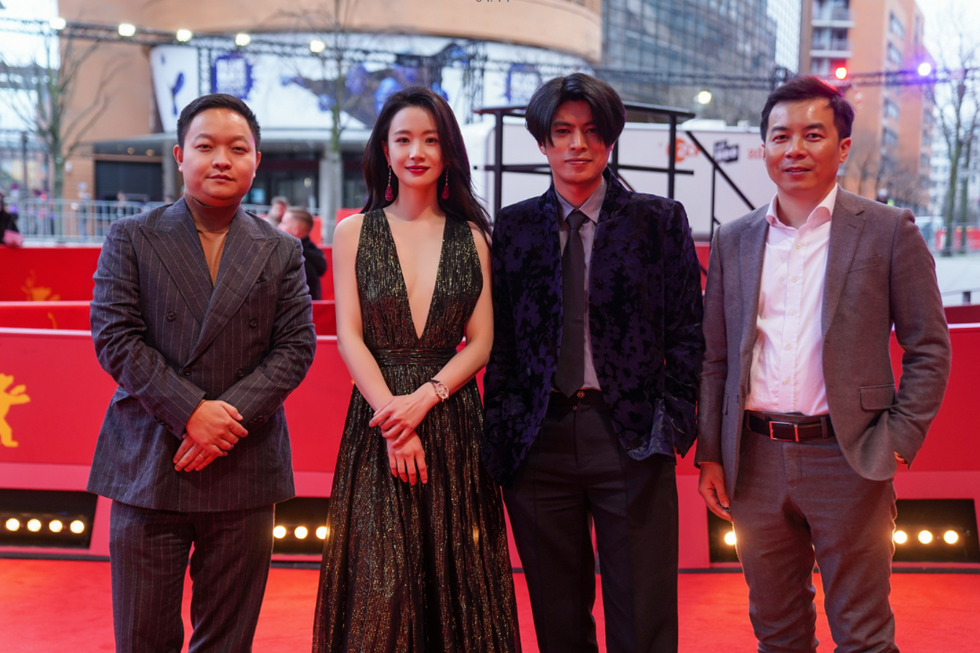 李梦携电影《雪云》参加柏林电影节 红毯在线发糖