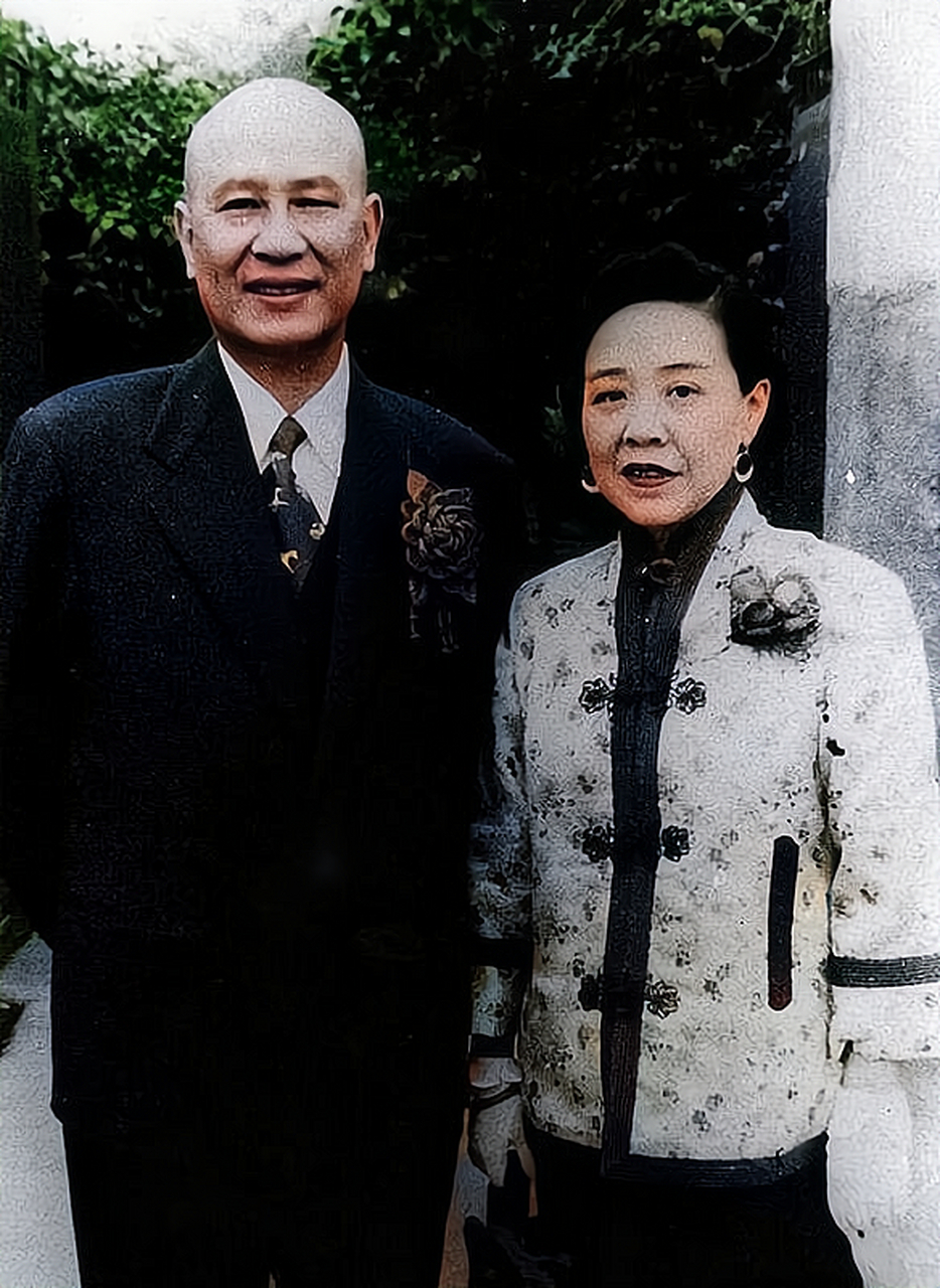 这张照片拍摄于1935年,是"小诸葛"白崇禧和他妻子马佩璋的合影.