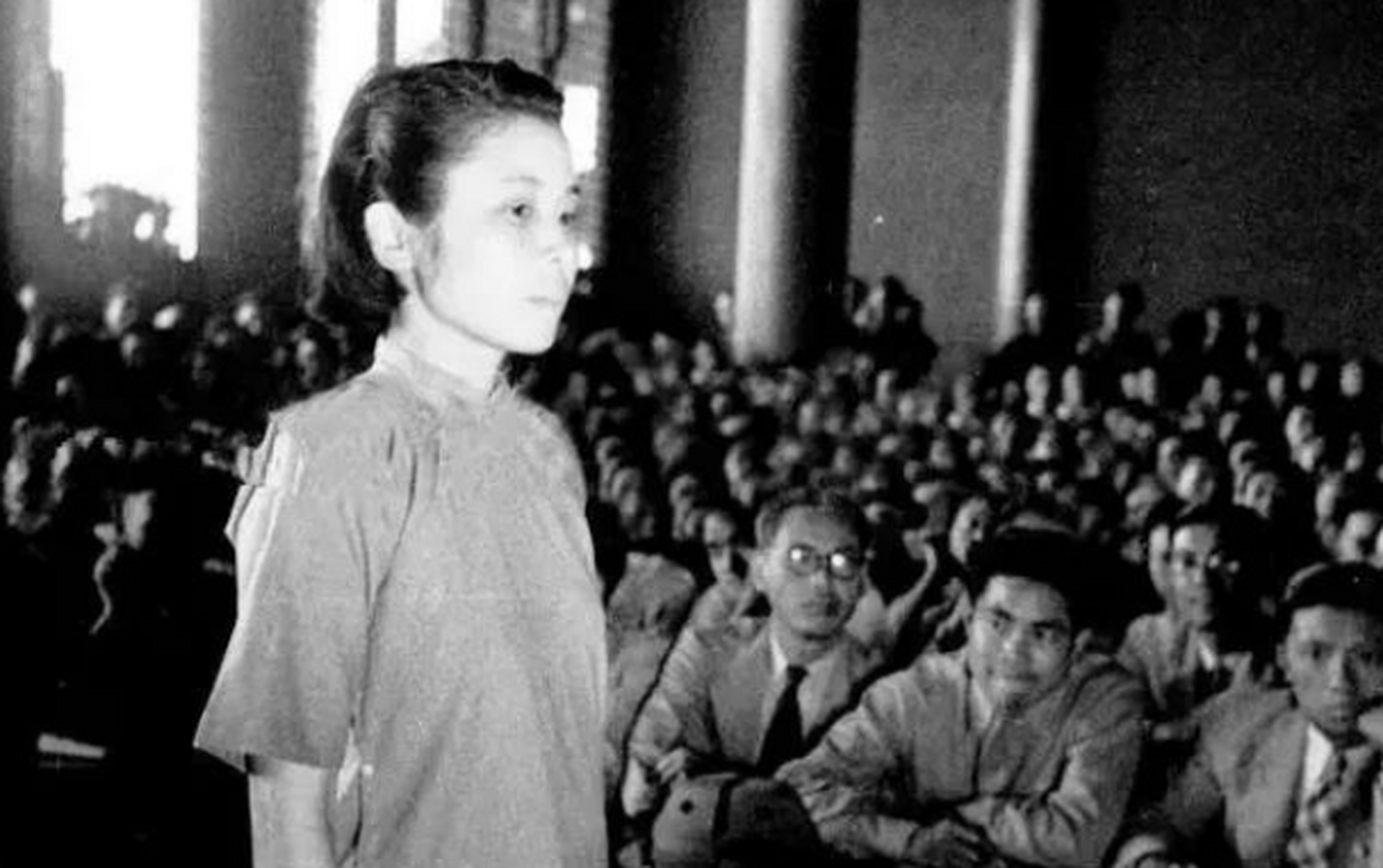 莫国康是北京大学法学院的学生,是公认的才女,当时莫国康梳着两根麻花