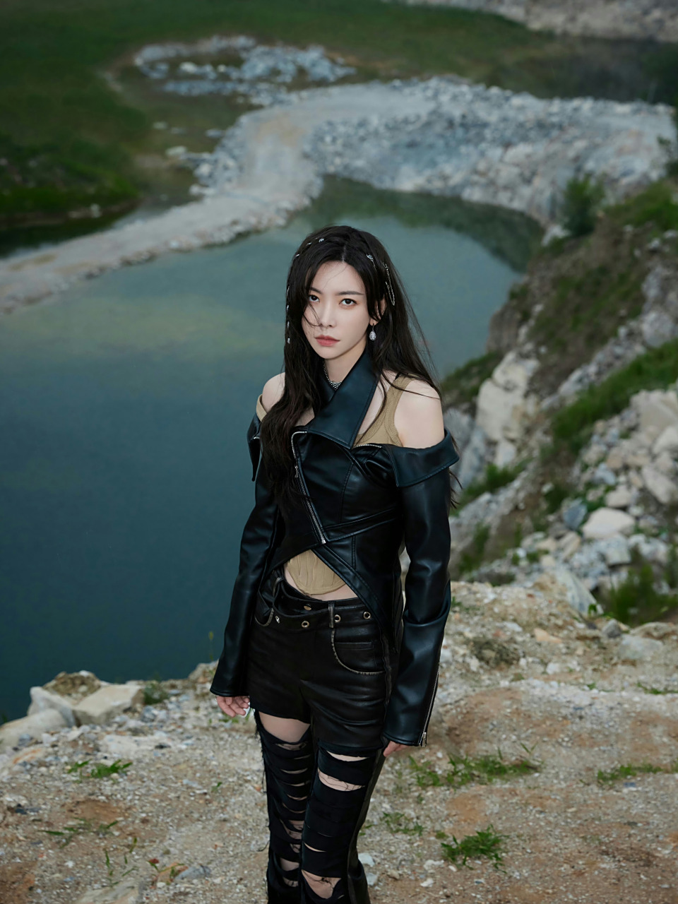 于文文受邀青岛音乐节,分享了一组青岛湖畔边的雨中写真,皮衣皮裤的