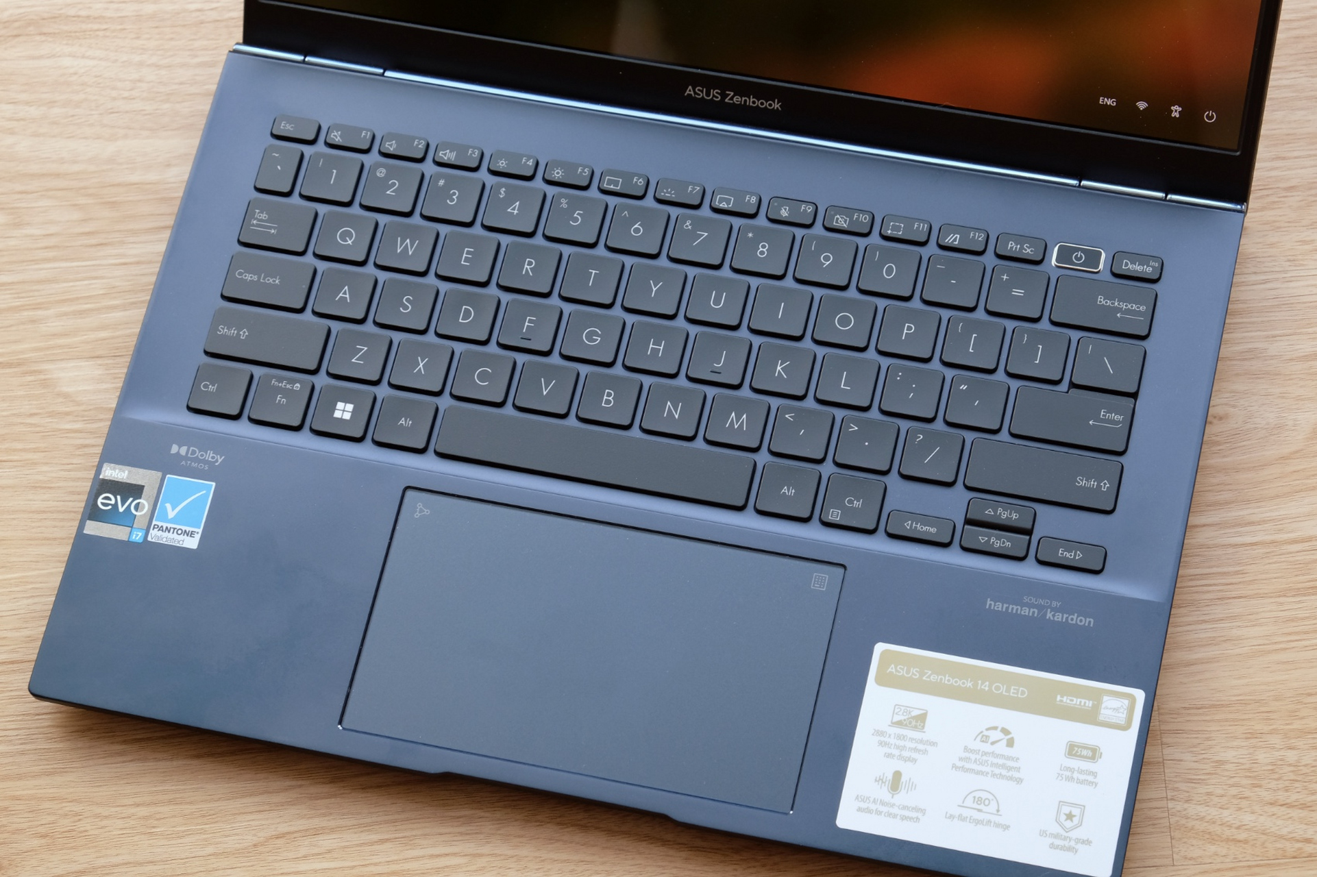 华硕zenbook 14 oled ux3402 , oled显示屏的分辨率为2880 x 1800像素