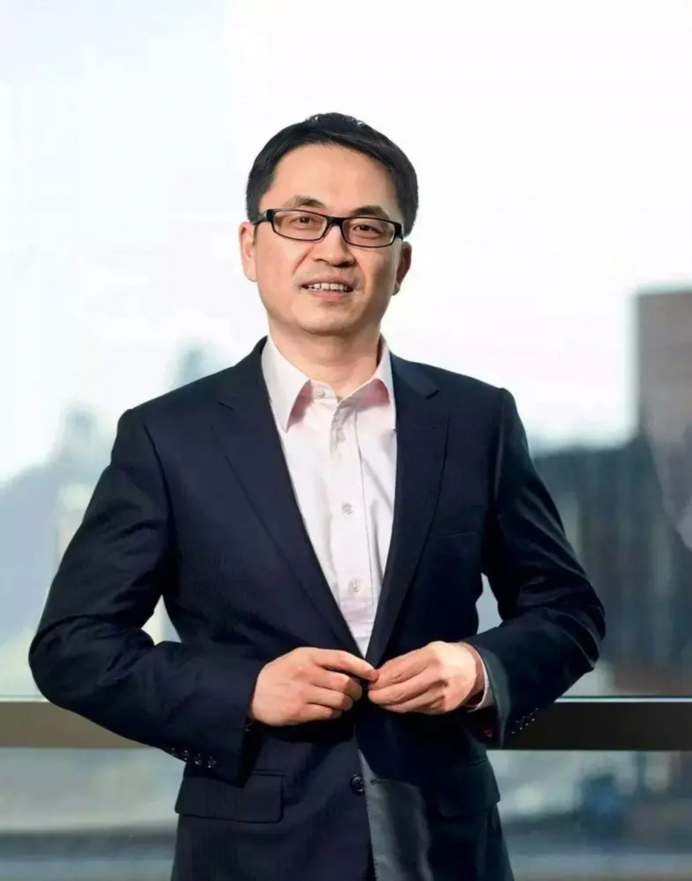 这时,投资人张磊突然出现,斥责罗秋平:如果蓝月亮不能继续亏损下去,我