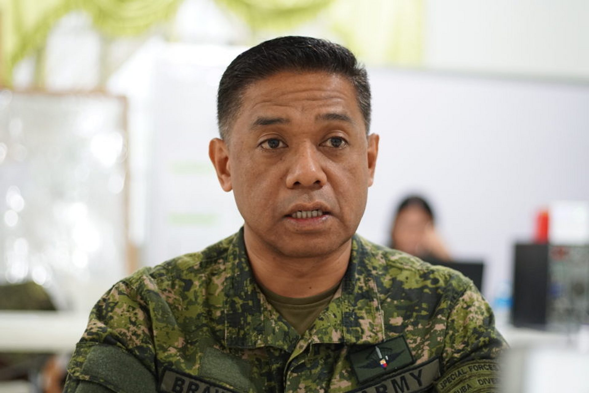 据俄媒报道,菲律宾陆军总司令罗密欧·布劳纳将军27日表示,中方因向