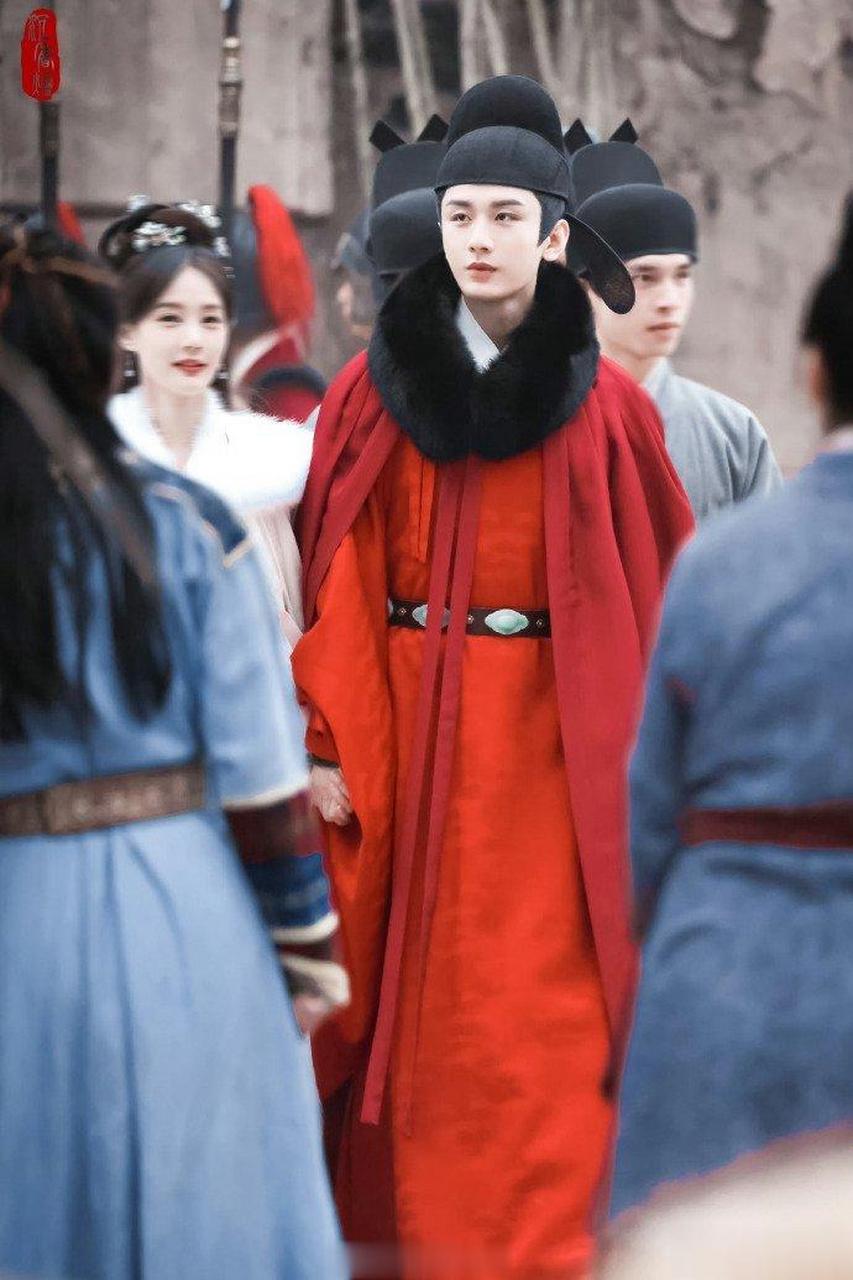 成毅红色官服穿在身上看起来好秀气,这算是成毅第一次用这样的造型吧