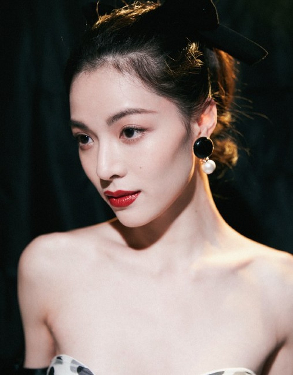 明艳动人的大美人钟楚曦,她算是浓颜系女星吧.